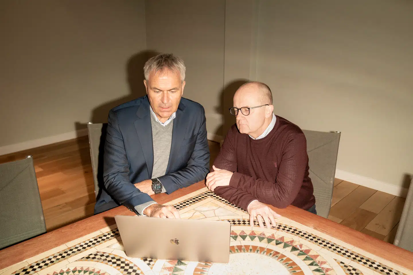 Den sikreste vej til et bedre afkast er at holde sine løbende investeringsomkostninger nede, mener Morten Bruun Petersen (th.) fra Forbrugerrådet Tænk og Karsten Engmann Jensen (tv.) fra Pengeministeriet.