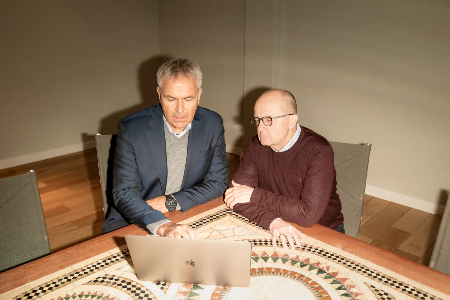 Den sikreste vej til et bedre afkast er at holde sine løbende investeringsomkostninger nede, mener Morten Bruun Petersen (th.) fra Forbrugerrådet Tænk og Karsten Engmann Jensen (tv.) fra Pengeministeriet.