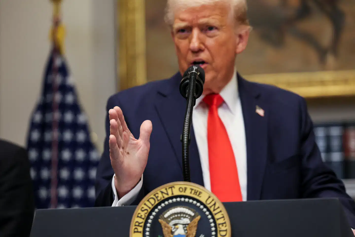 På et pressemøde mandag aften annoncerer Donald Trump, at handelskrigen mod Canada og Mexico begynder tirsdag.