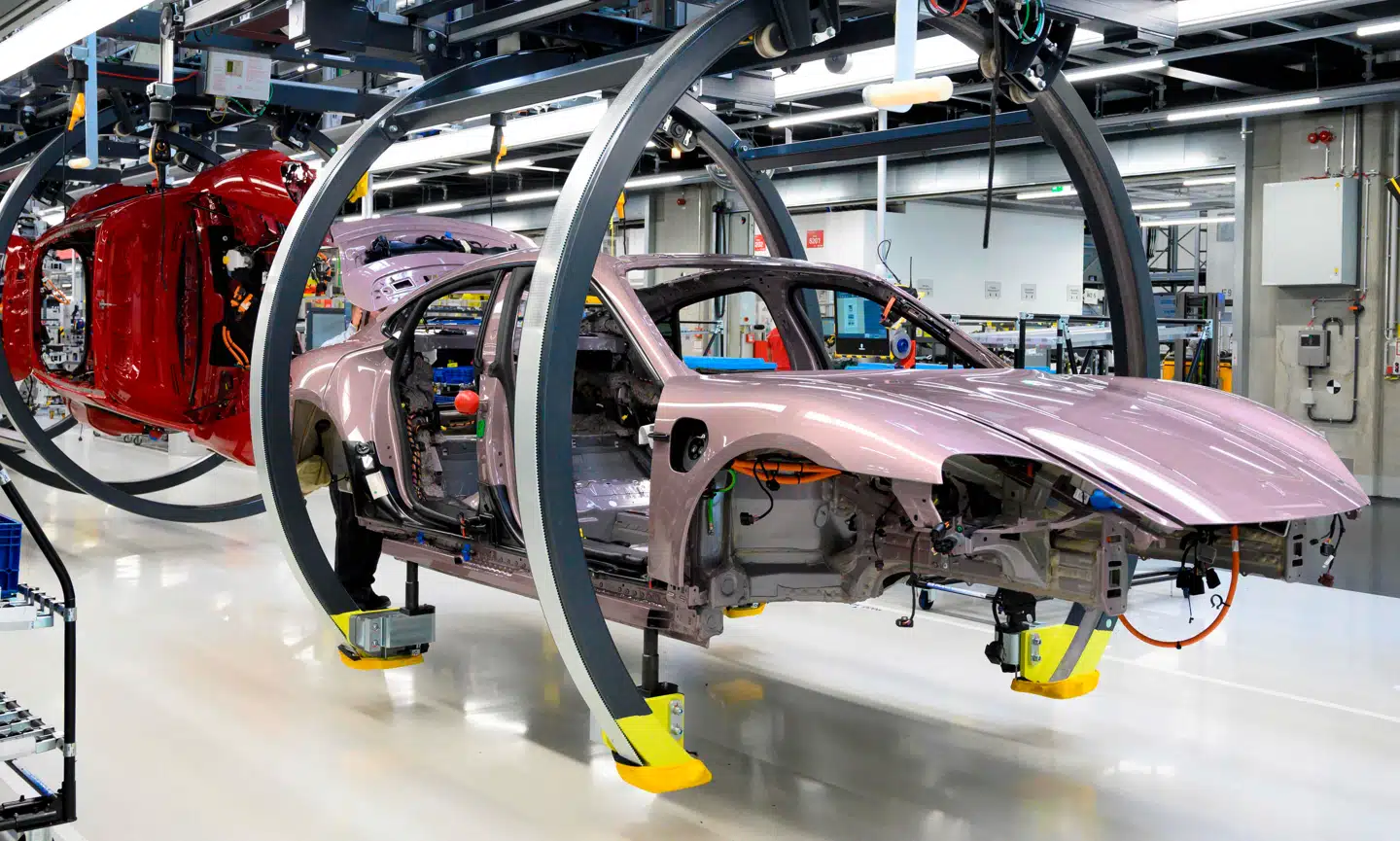 Det går trægere end forventet med at få skiftet den gamle vognpark af benzin- og dieselbiler i Europa ud med elbiler. På billedet ses Porsches fabrik i Stuttgart i det sydvestlige Tyskland. Arkivfoto