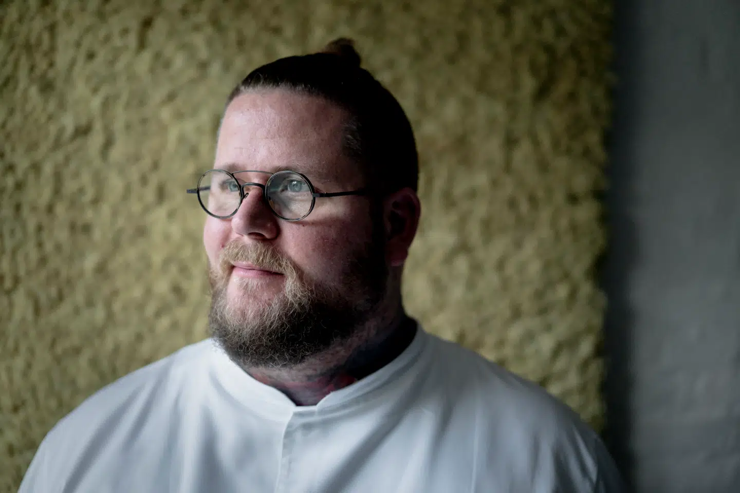 Kokken Eric Vildgaard har taget turen over bl.a. Tinggården, Almanak og Noma, før han åbnede sin restaurant Jordnær i Gentofte, som med tre michelinstjerner, har etableret sig helt i toppen af den danske restaurantscene.