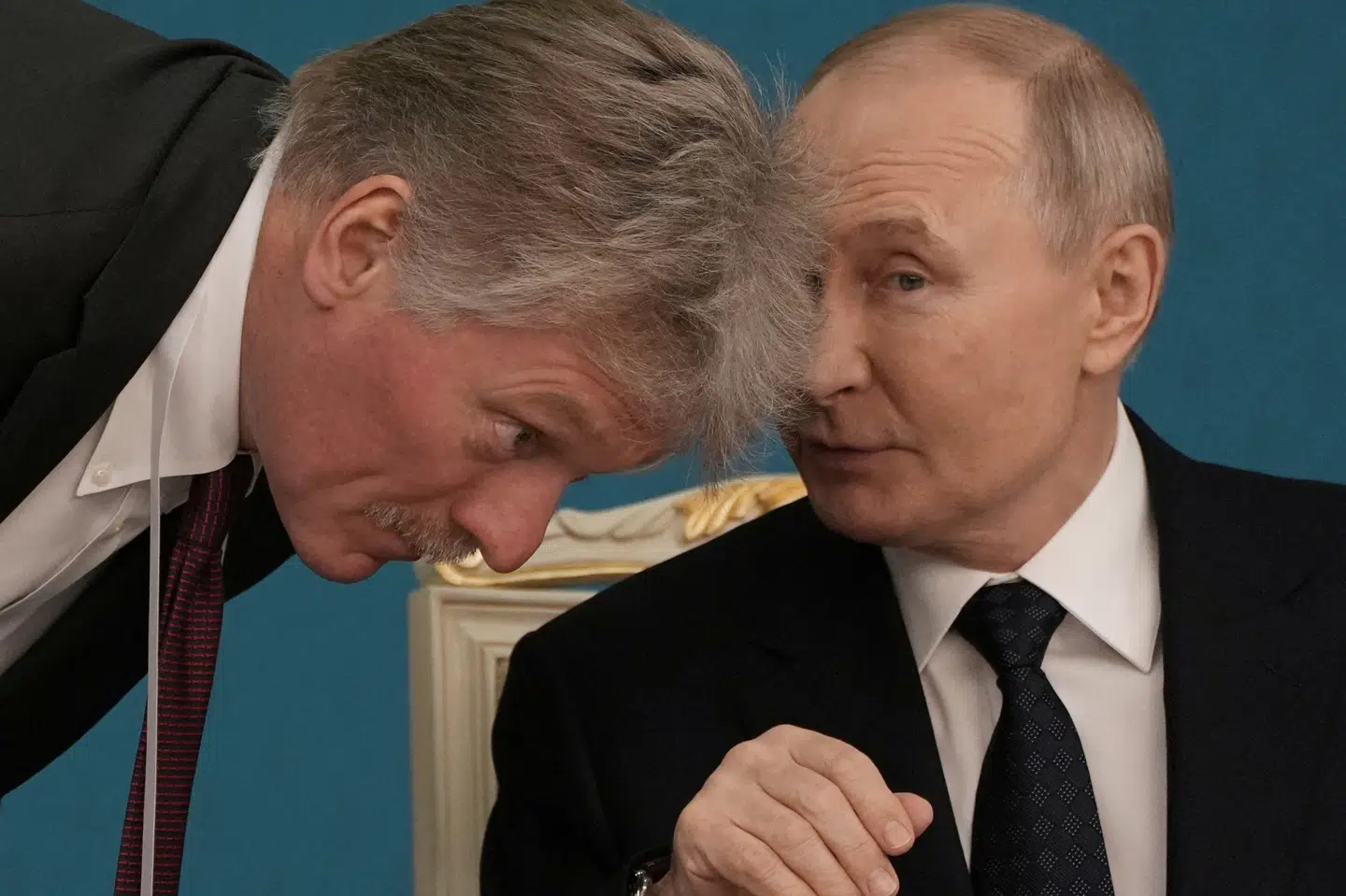 Den russiske præsident, Vladimir Putin, taler med talsperson for det russiske præsidentkontor Dmitrij Peskov. (Arkivfoto).