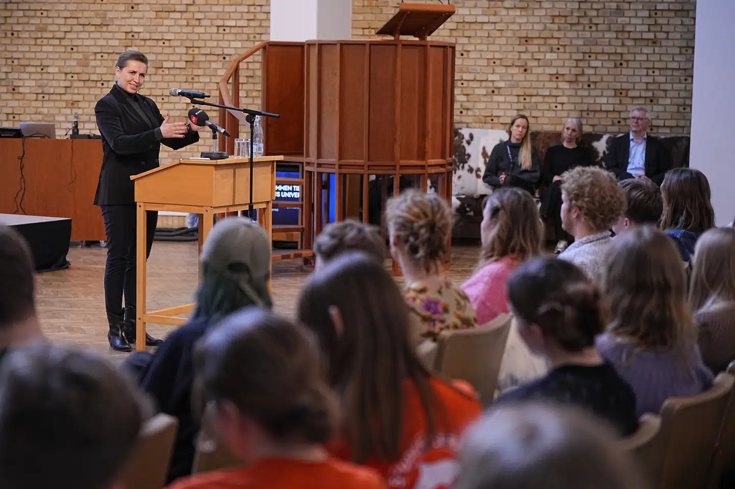 Mette Frederiksen var mandag på besøg på Aarhus Universitet. Forinden havde hun besøgt borgmesteren i Køge og senere i Middelfart, og ifølge professor Eva Sørensen forsøger statsministeren at signalere, at hun interesserer sig for den danske befolkning mellem vigtige udenrigspolitiske møder.