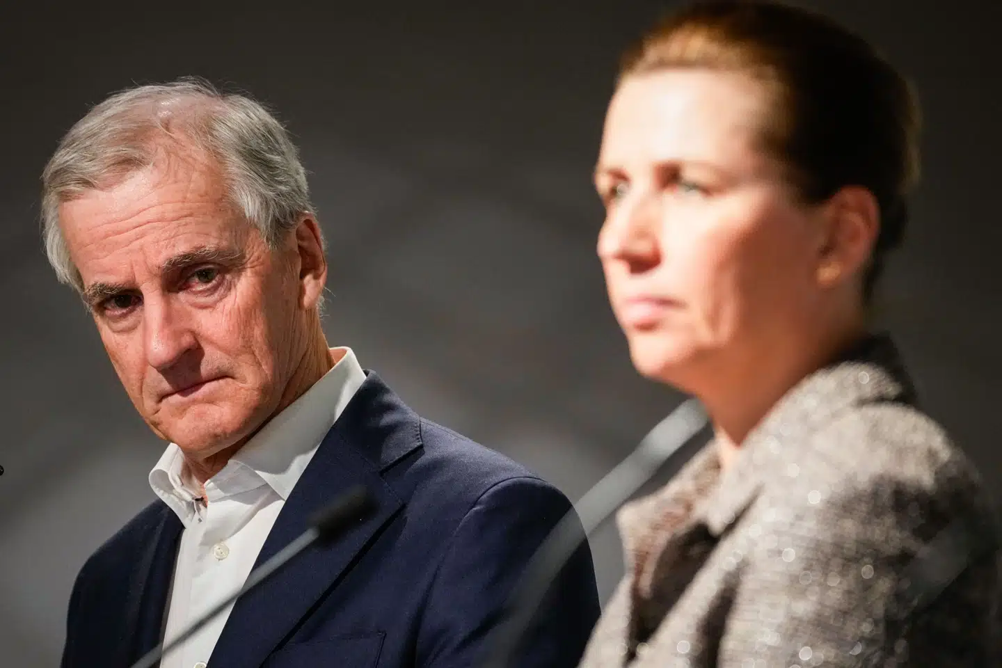 Jonas Gahr Støre og Mette Frederiksen under en konference i Norge tidligere på året.