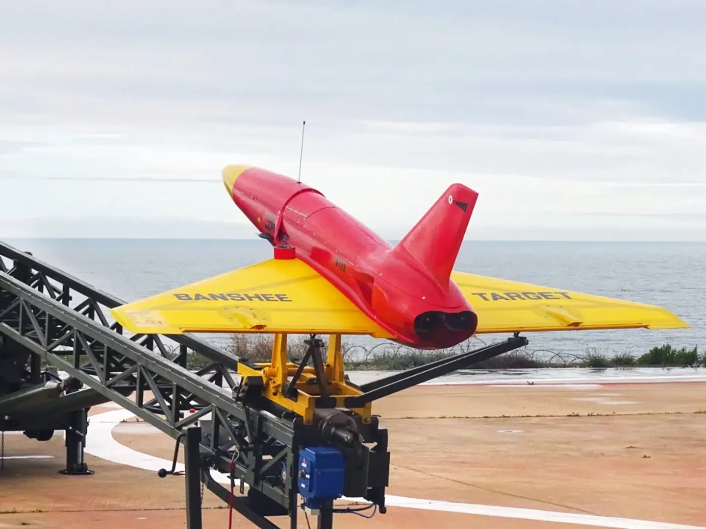 Her ses et ubemandet fly fra Hensoldt, der er en tysk forsvars- og sikkerhedsteknologivirksomhed, der specialiserer sig i sensorer, radarer, optronik og elektronisk krigsførelse. Hensoldt leverer avancerede overvågnings- og detektionssystemer til militær, luftfart og civile sikkerhedsapplikationer.