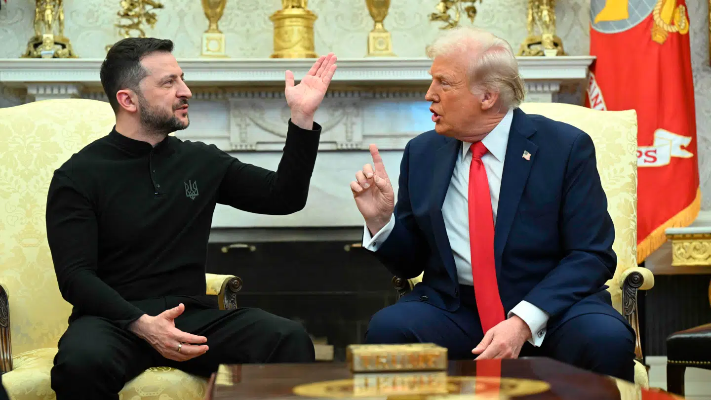 Volodymyr Zelenskyj og Donald Trump fotograferet under mødet i Det Ovale Kontor, der endte som et skænderi på direkte tv.