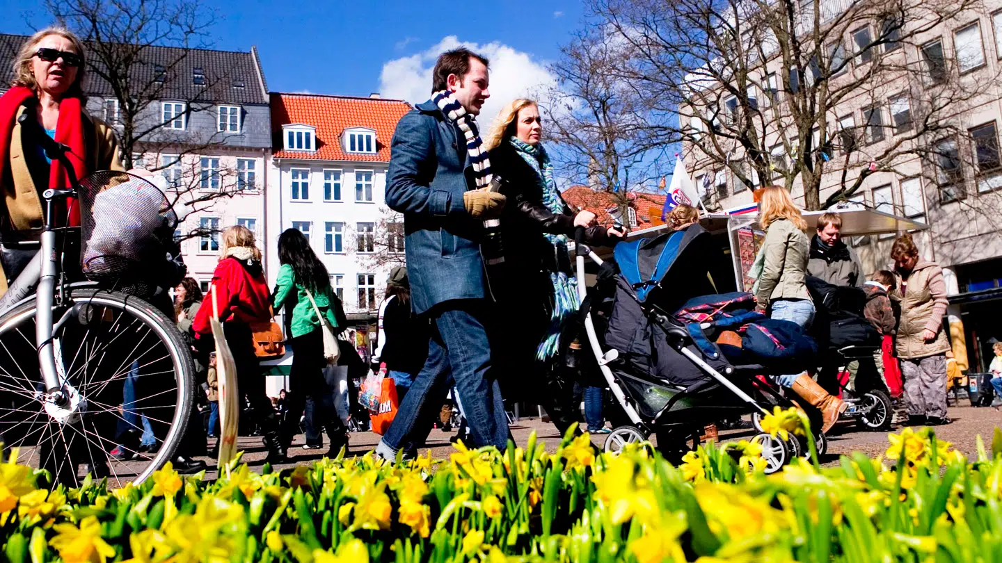 Frem med solbrillerne og vindjakkerne. Torsdag bliver det forår.