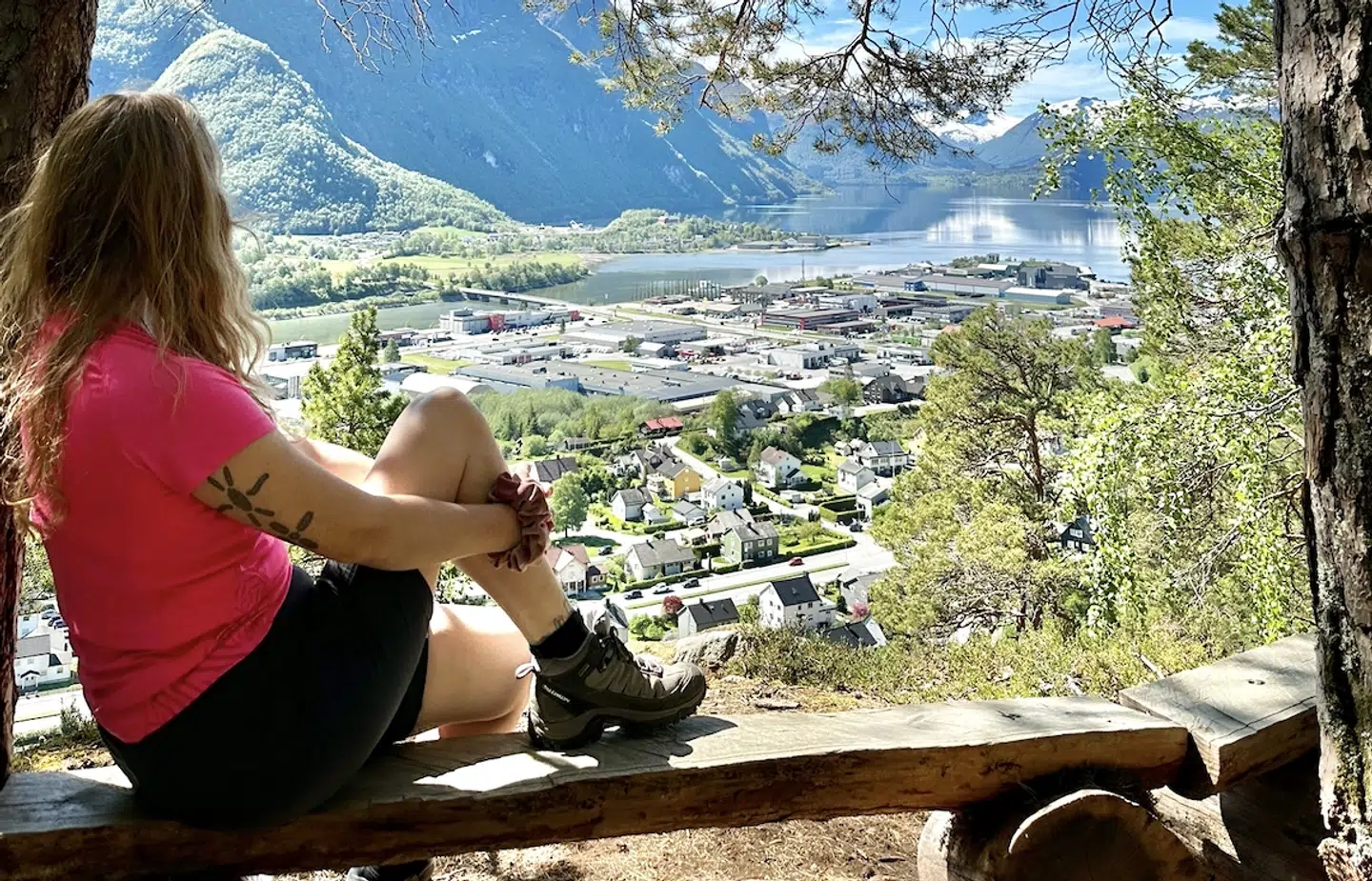 Hvis du også undrer dig over, hvordan Trine Rytter tager billeder, når hun rejser alene. Så fortæller hun, at hun bruger sin tripod, drone, eller spørger fremmede, hun møder på sin vej.