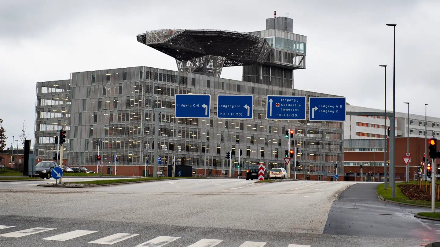 Den 48-årige mand blev hastet afsted i en lægehelikopter til Aarhus Universitetshospital.