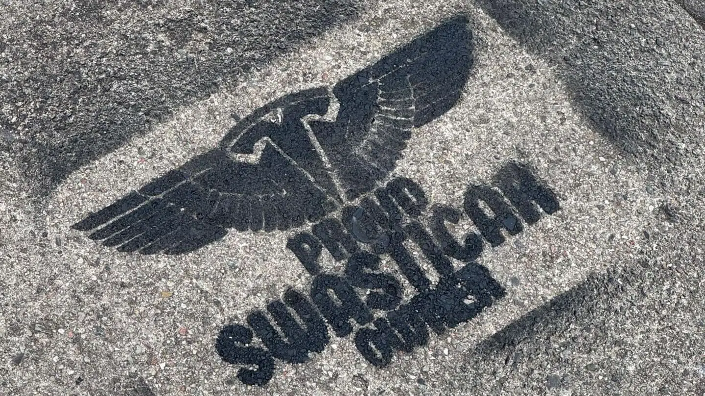 Her ses den tekst, der er lavet på flere fortov i Dragør.