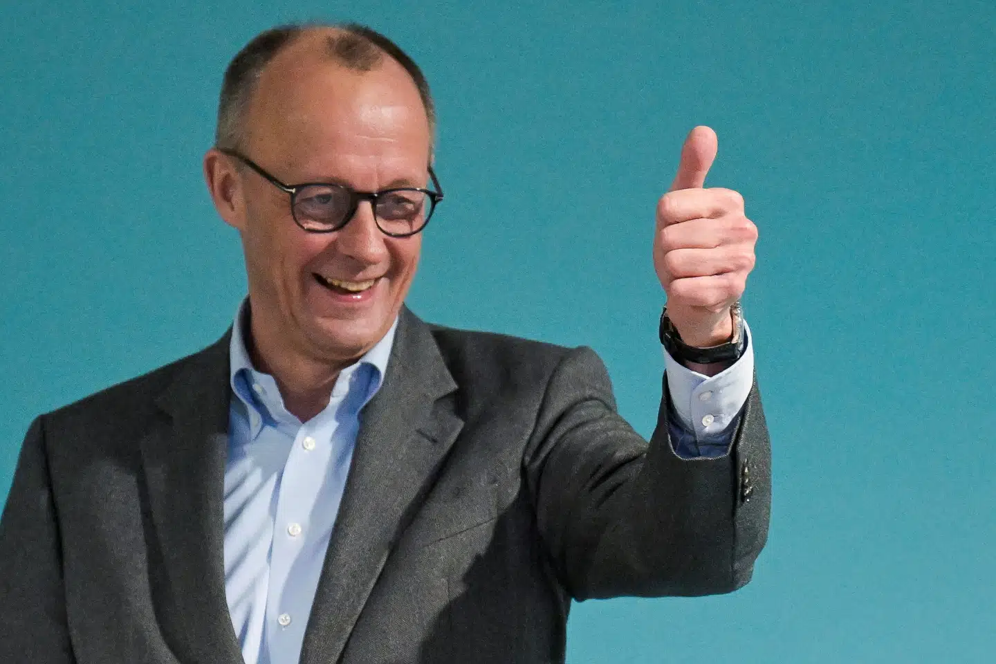 Både de tyske og europæiske aktiemarkeder stiger markant onsdag. Det sker blandt andet efter, at den kommende kansler i Tyskland, Friedrich Merz, har meldt ud, at man er villig til at gøre »hvad end der kræves« for at beskytte Tyskland. Inklusive at lempe gældsloftet.