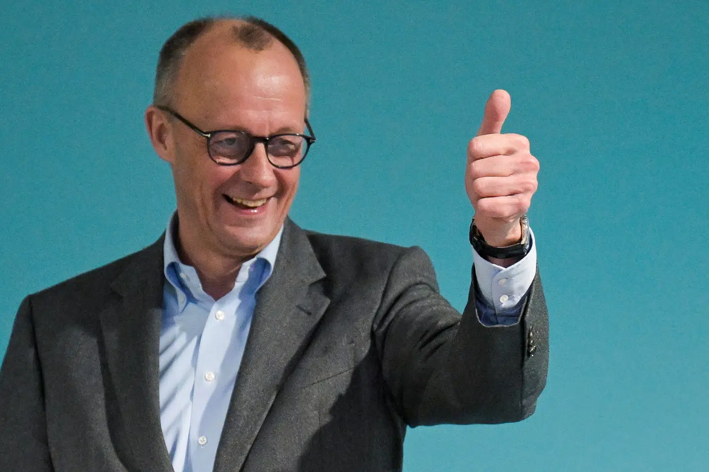 Både de tyske og europæiske aktiemarkeder stiger markant onsdag. Det sker blandt andet efter, at den kommende kansler i Tyskland, Friedrich Merz, har meldt ud, at man er villig til at gøre »hvad end der kræves« for at beskytte Tyskland. Inklusive at lempe gældsloftet.