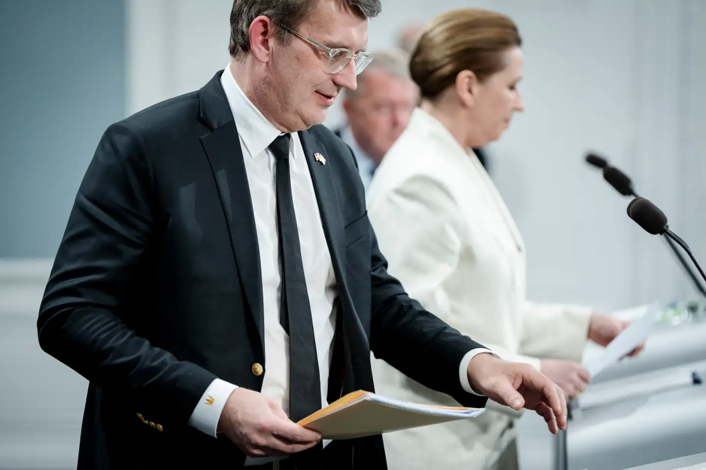 »Det vil svække de offentlige finanser i minimal grad, hvis de midlertidige udgifter tages fra den offentlige finansielle formue,« skriver Lars Andersen. På billedet ses statsminister Mette Frederiksen (S) og forsvarsminister Troels Lund Poulsen (V) under pressemøde om styrkelse af forsvarets kampkraft.