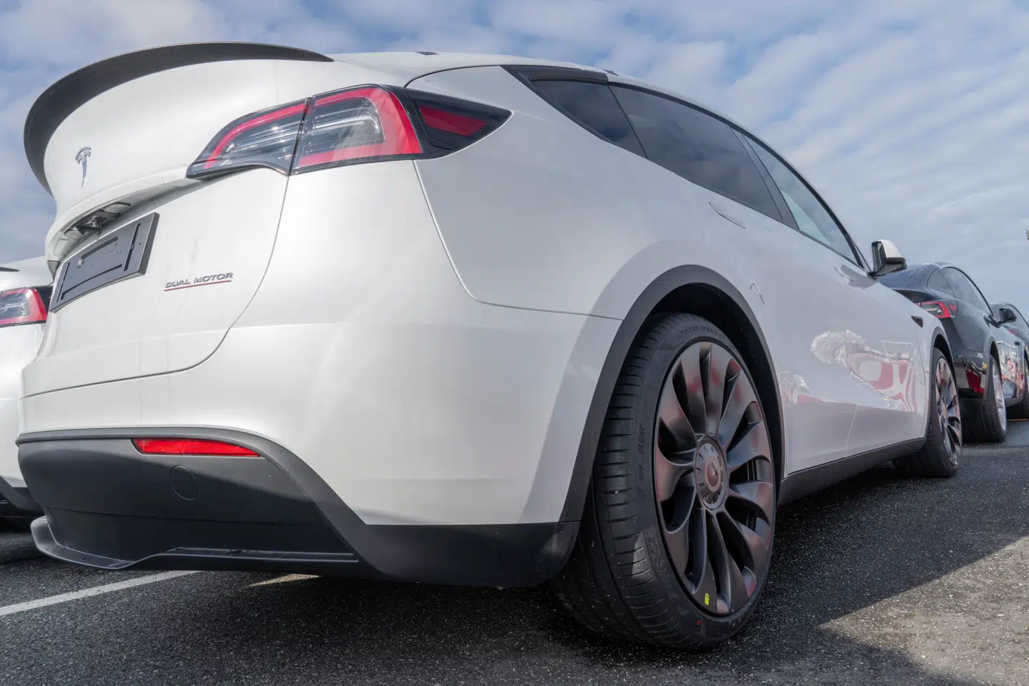 Flere Teslaer må vente længere på en køber. Mange af dem vender mærket ryggen på grund af Elon Musks politiske aktiviteter.