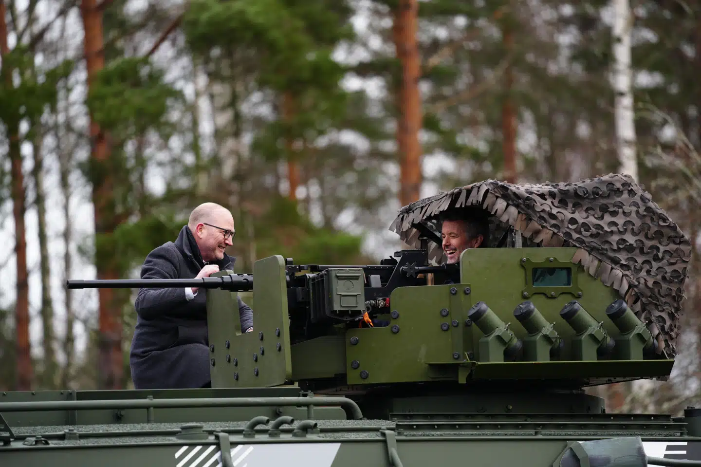 Kong Frederik var i tårnet på et militært køretøj i forbindelse med et besøg på en finsk flådebase.