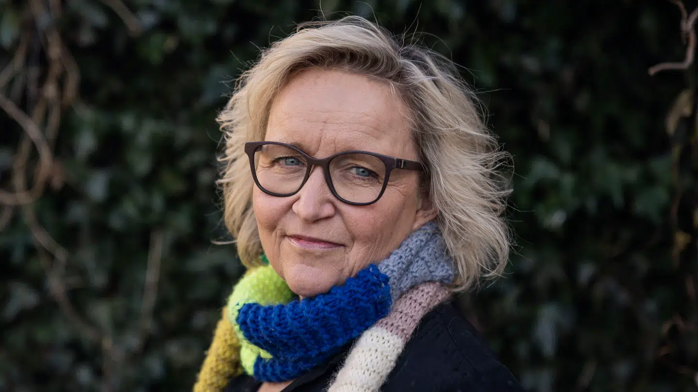 Den tidligere DR-profil Tine Gøtzsche bliver flere gange rørt til tårer i onsdagens afsnit af Borgerlig Tabloid, når hun - som adoptivmor til sin søn Jakob - konfronterer Ane Halsboe med sin kritik af den omstridte lov.