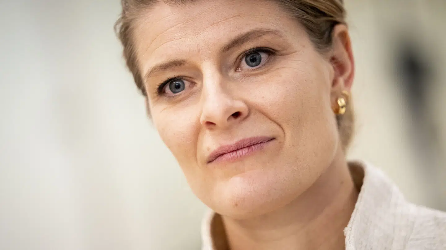 Beskæftigelsesminister, Ane Halsboe-Jørgensen, er havnet i lidt af en shitstorm i forbindelse med den såkaldte adoptionssag. I onsdagen afsnit af Borgerlig Tabloid står hun skoleret både overfor vært og debatredaktør Joachim B. Olsen og tdiligere DR-profil Tine Gøtzsche, der - som adoptivmor - har følelserne helt uden på tøjet.