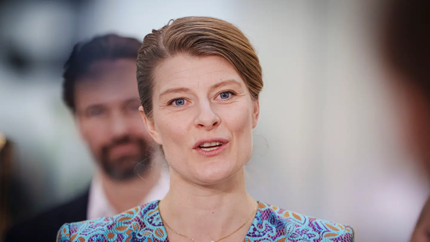 Hvordan kunne det ske, at danske adoptivbørn blev omfattet af arbejdspligt tiltænkt indvandrere? Det måtte beskæftigelsesminister Ane Halsboe-Jørgensen forsvare over for tidligere DR-profil og adoptivmor, Tine Gøtzsche, i onsdagens afsnit af B.T.s podcast, Borgerlig Tabloid.