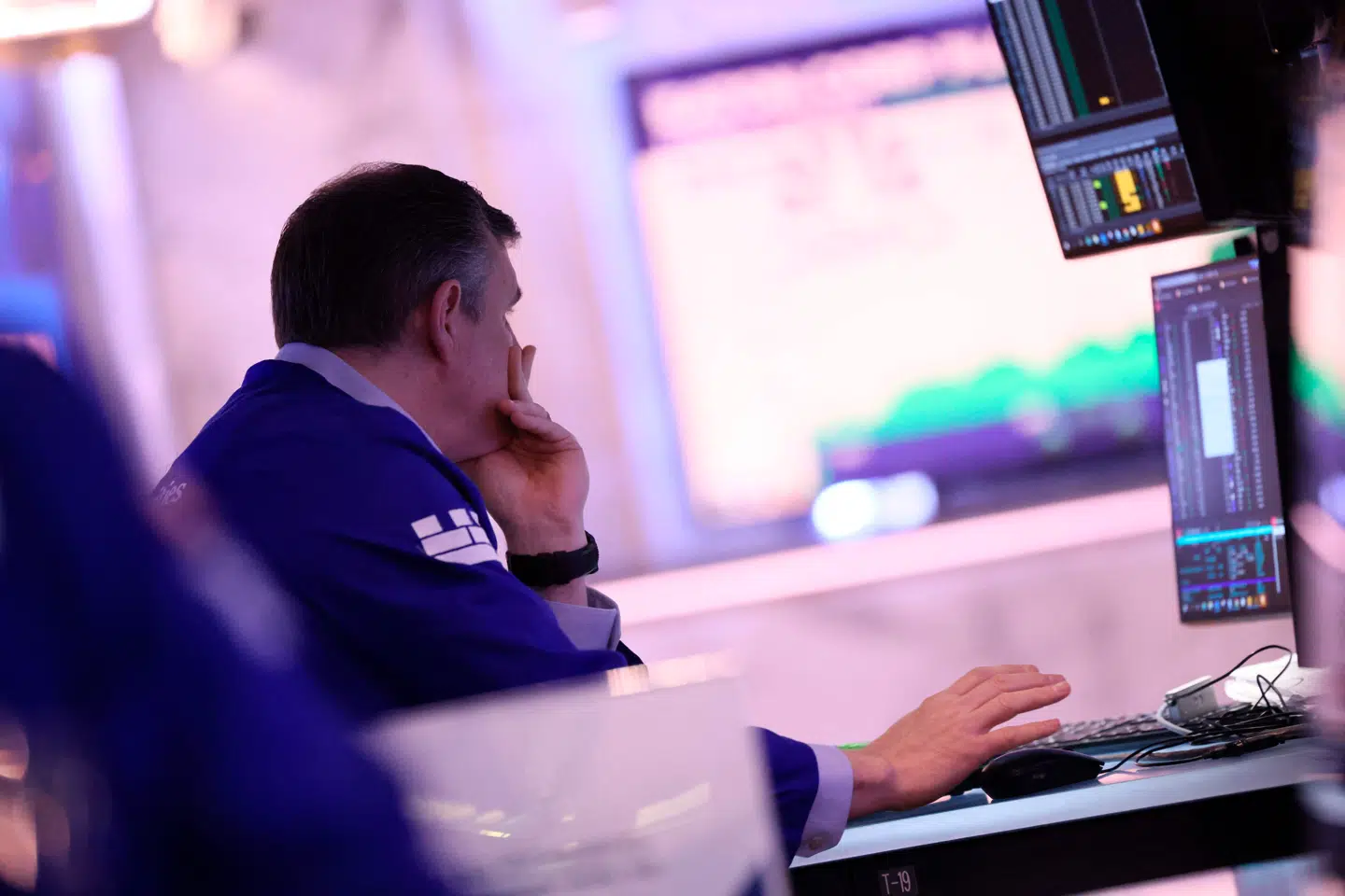 Aktier relateret til kunstig intelligens har været blandt de helt store vindere de seneste år. Men gassen er gået lidt af ballonen. Hvis man stadig tror på den langsigtede udvikling, kan det være, man skal kigge længere ned i værdikæden. Det er to eksperter enige om.