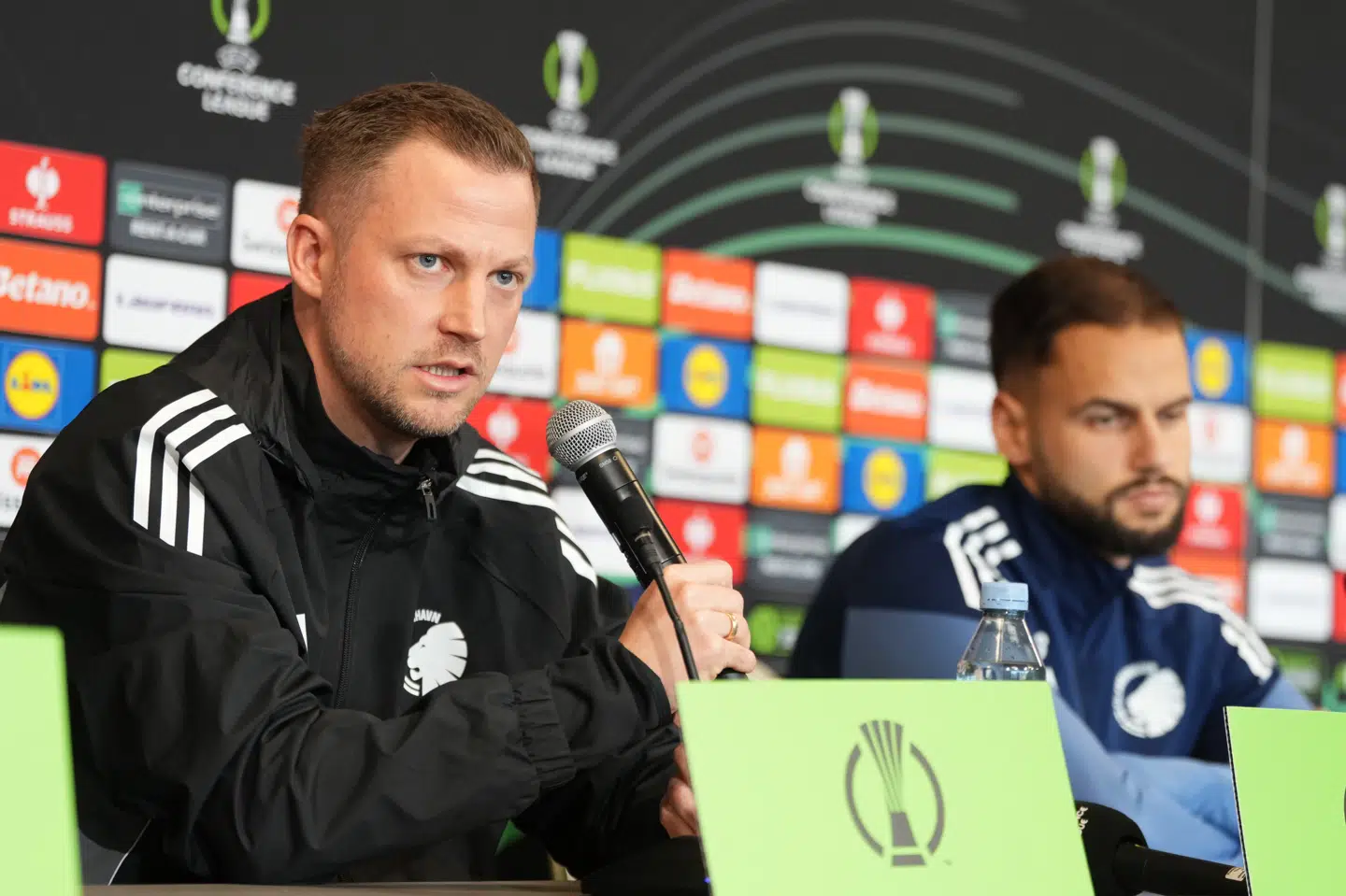 Jacob Neestrup og Pantelis Hatzidiakos på pressemøde forud for Conference League-opgøret mod Chelsea torsdag.