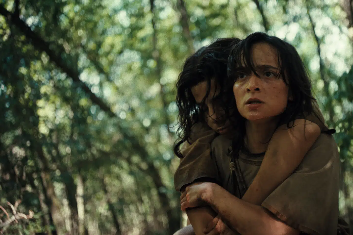 Filmens skuespillere skildrer to forskellige stammer i stenaldertiden, som kommer i karambolage med hinanden.