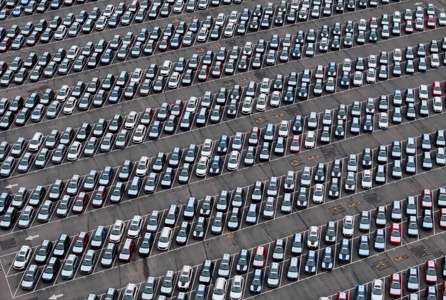 Pres fra store bilproducenter betyder, at den amerikanske straftold på biler, der kommer fra fabrikker i Canada og Mexico, udskydes i en måned.