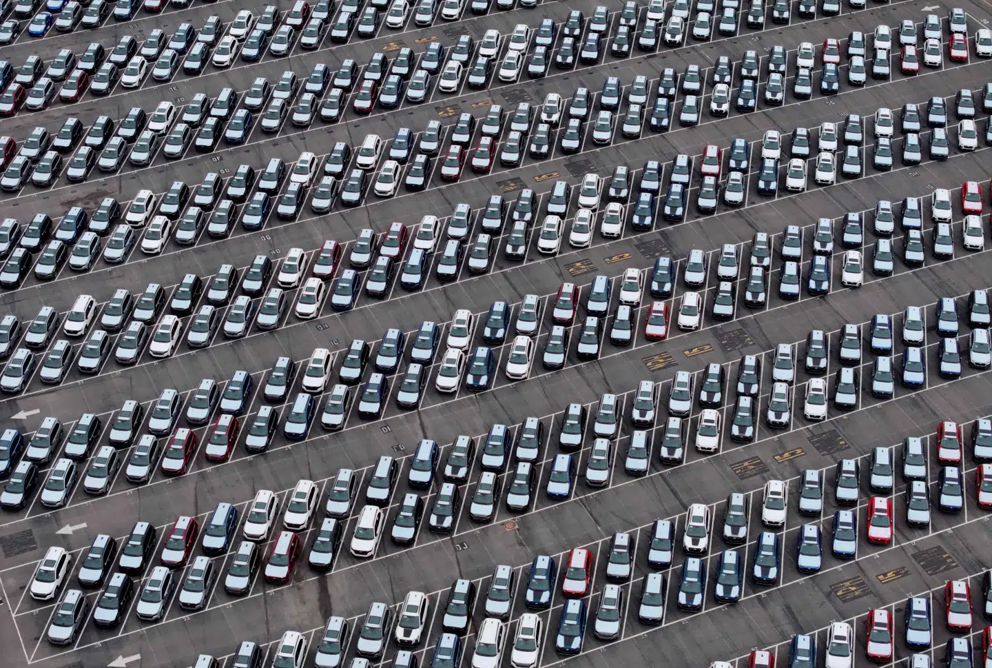 Pres fra store bilproducenter betyder, at den amerikanske straftold på biler, der kommer fra fabrikker i Canada og Mexico, udskydes i en måned.