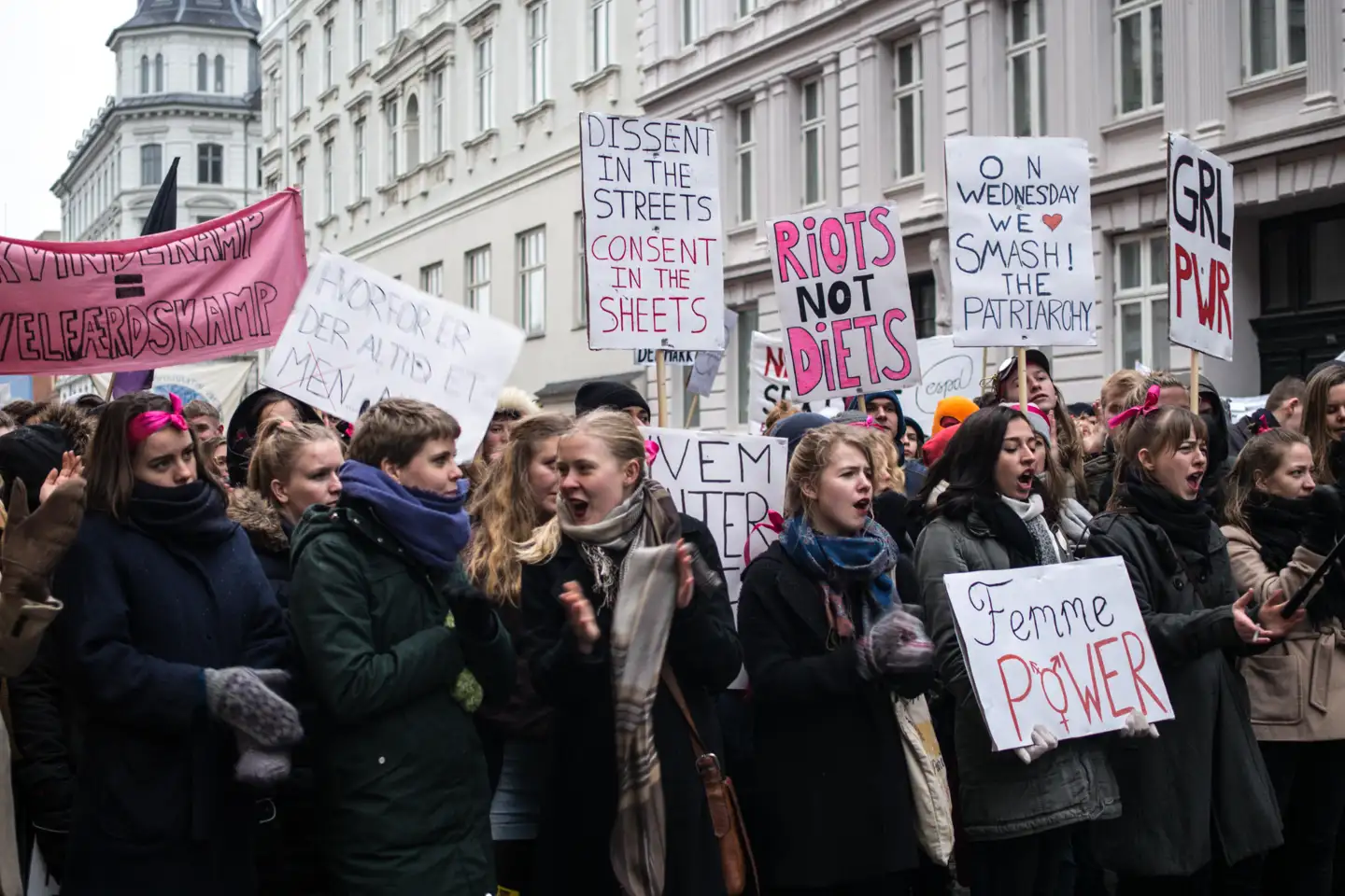 »Helt absurd bliver det, når man ser Mellemfolkeligt Samvirkes arrangement i Aarhus, hvor et stort banner med et ansigt med et Palæstina-tørklæde pryder forsiden på arrangementsindkaldelsen,« skriver Susie Jessen. Her demonstrerer Feministisk 8. marts i København i 2017. Foto: Kevin Shakir/Ritzau Scanpix