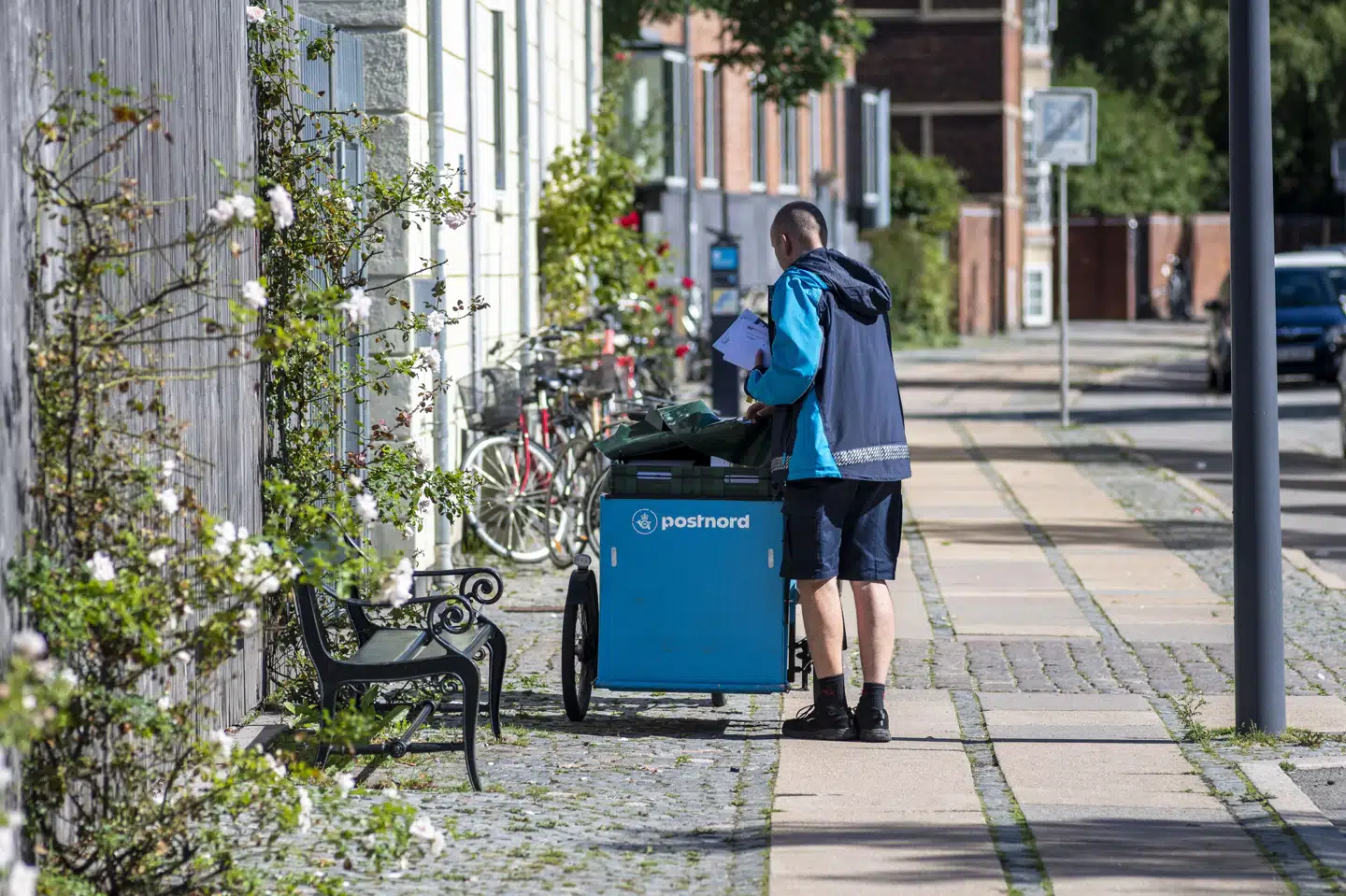 Dette syn vil man fra og med 2026 ikke længere opleve i Danmark. PostNord dropper omdeling af breve ved årsskiftet. (Arkivfoto).