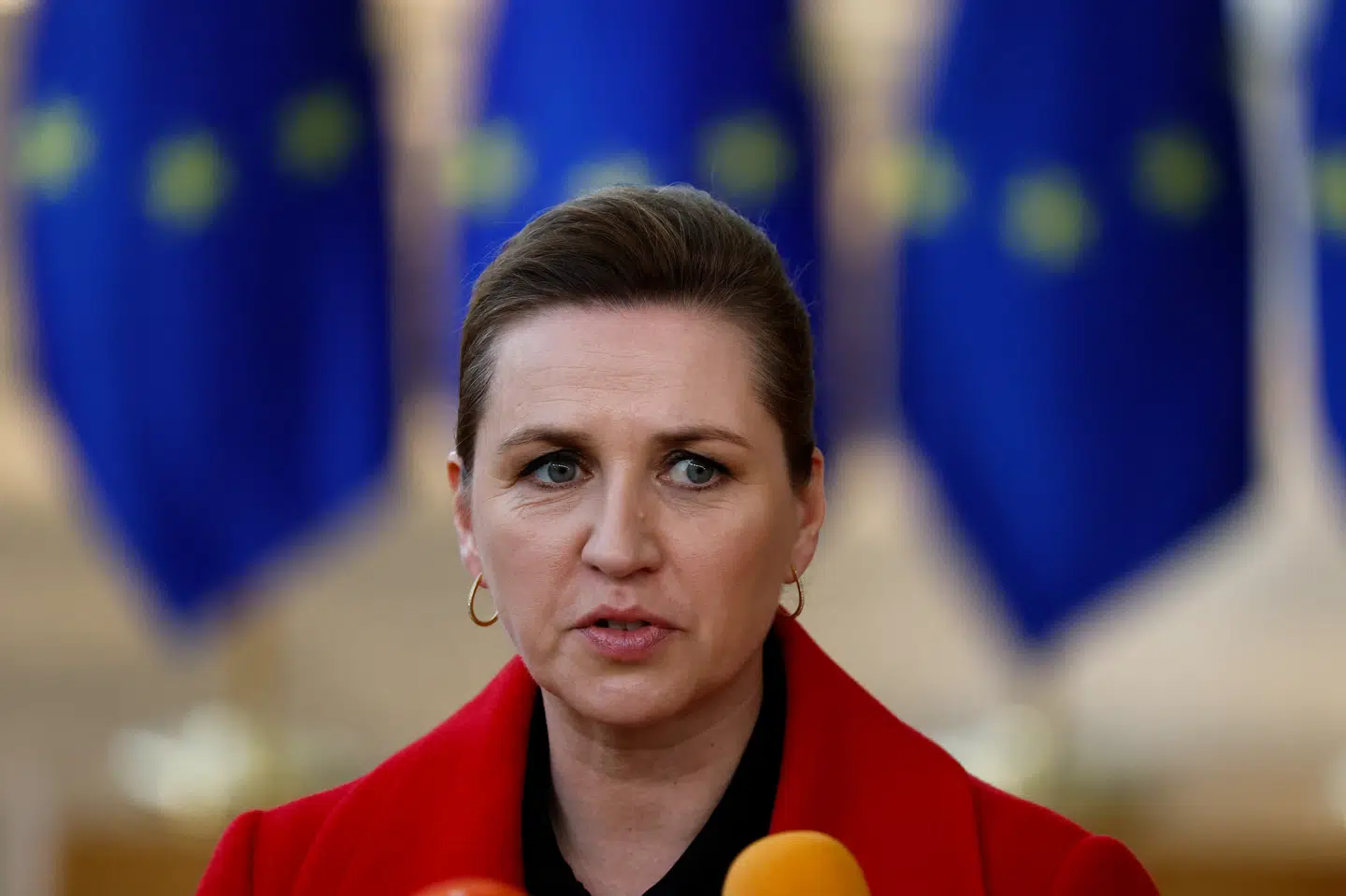 Statsminister Mette Frederiksen (S) har ikke planer om atomvåben på dansk jord, men hun er åben for den franske præsident Emmanuel Macrons tanker om, at de franske atomvåben kan beskytte flere europæiske lande i en situation, hvor truslen fra Rusland vokser, og der er tvivl om USA's position under præsident Donald Trump.