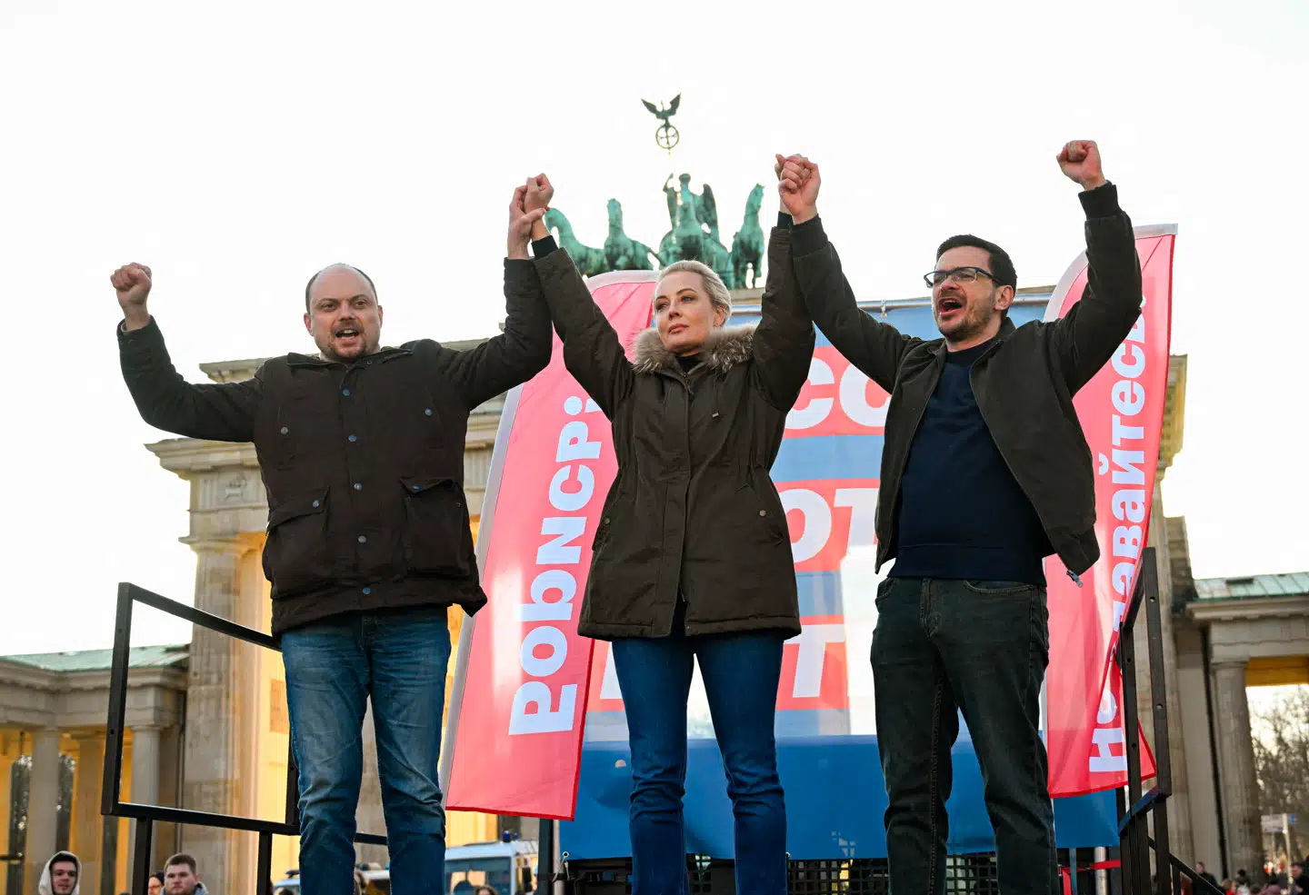 Vladimir Kara-Murza, Julija Navalnaja og Ilja Jasjin ved lørdagens demonstration. Foto: Ralf Hirschberger, Scanpix
