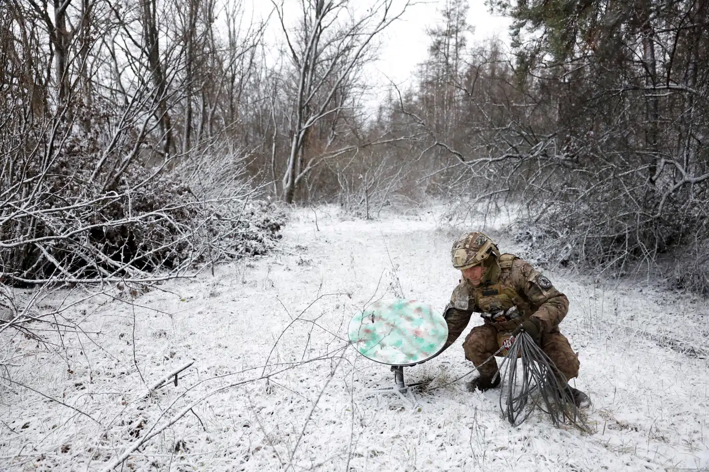 Satellitmodtagere fra Elon Musks selskab Starlink har siden krigens begyndelse i Ukraine været væsentlige for det ukrainske militær i krigen mod Rusland. Her er det en ukrainsk soldat, der er ved at pakke udstyret sammen. Nu arbejdes der på at skifte til andre satellitselskaber som følge af USAs ændrede holdning til Europa.