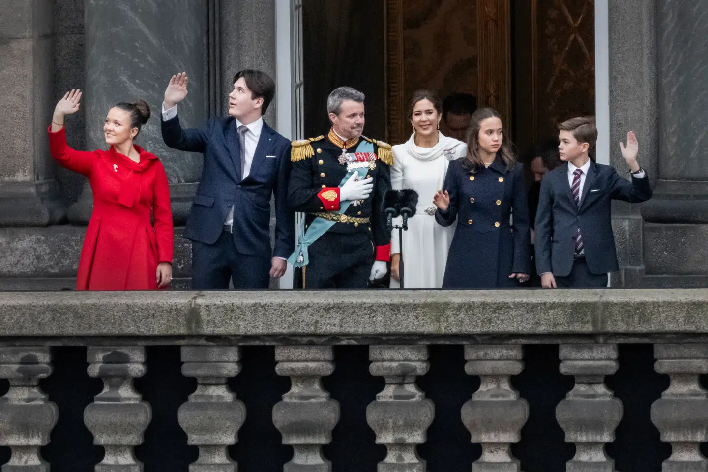 Efter kronprinsesse Margrethes fødsel i 1940 stod det klart, at en reform var påkrævet, og fra 1951 kunne kvinder derfor også blive Dannebrogsriddere. Her udråbes kong Frederik 10.