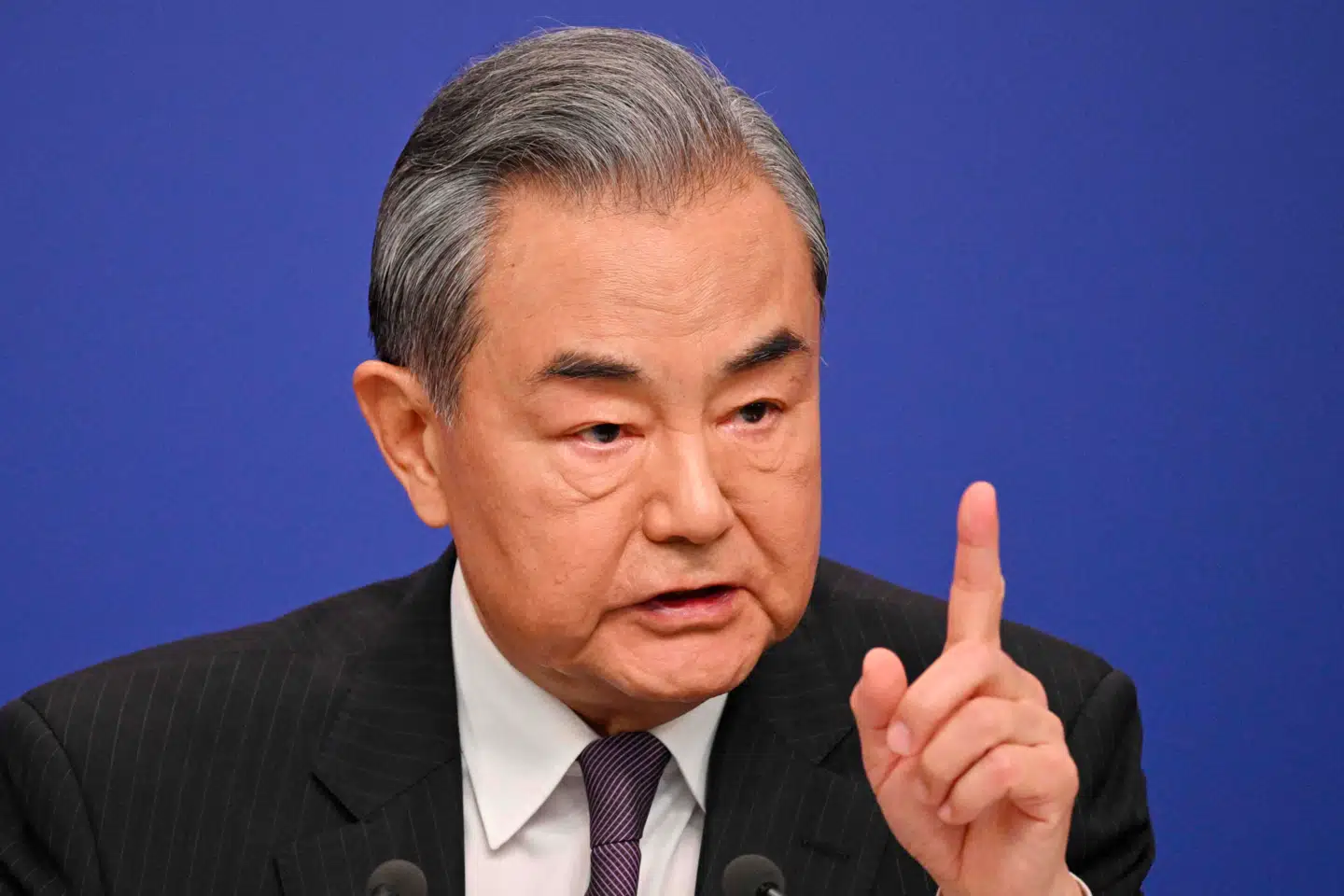 Kinas udenrigsminister, Wang Yi, er en af landets absolut mest magtfulde politikere, næst efter præsident Xi Jinping og premierminister Li Qiang. Fredag mødte han den internationale presse i Beijing.