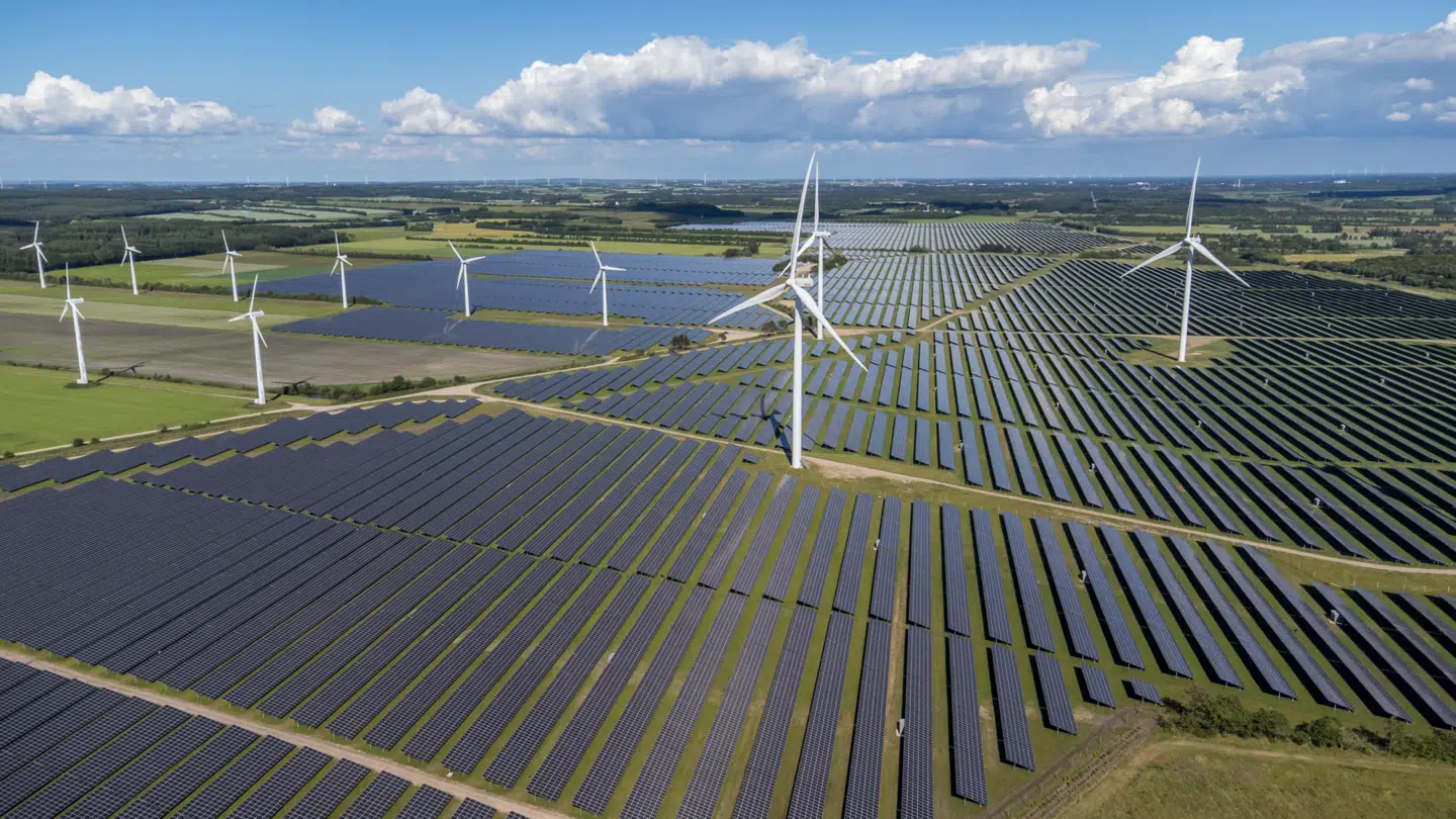 Solceller og vindmøller skal sikre danskerne mere grøn strøm. Men udvidelserne af elnettet er ramt af store og mange forsinkelser.