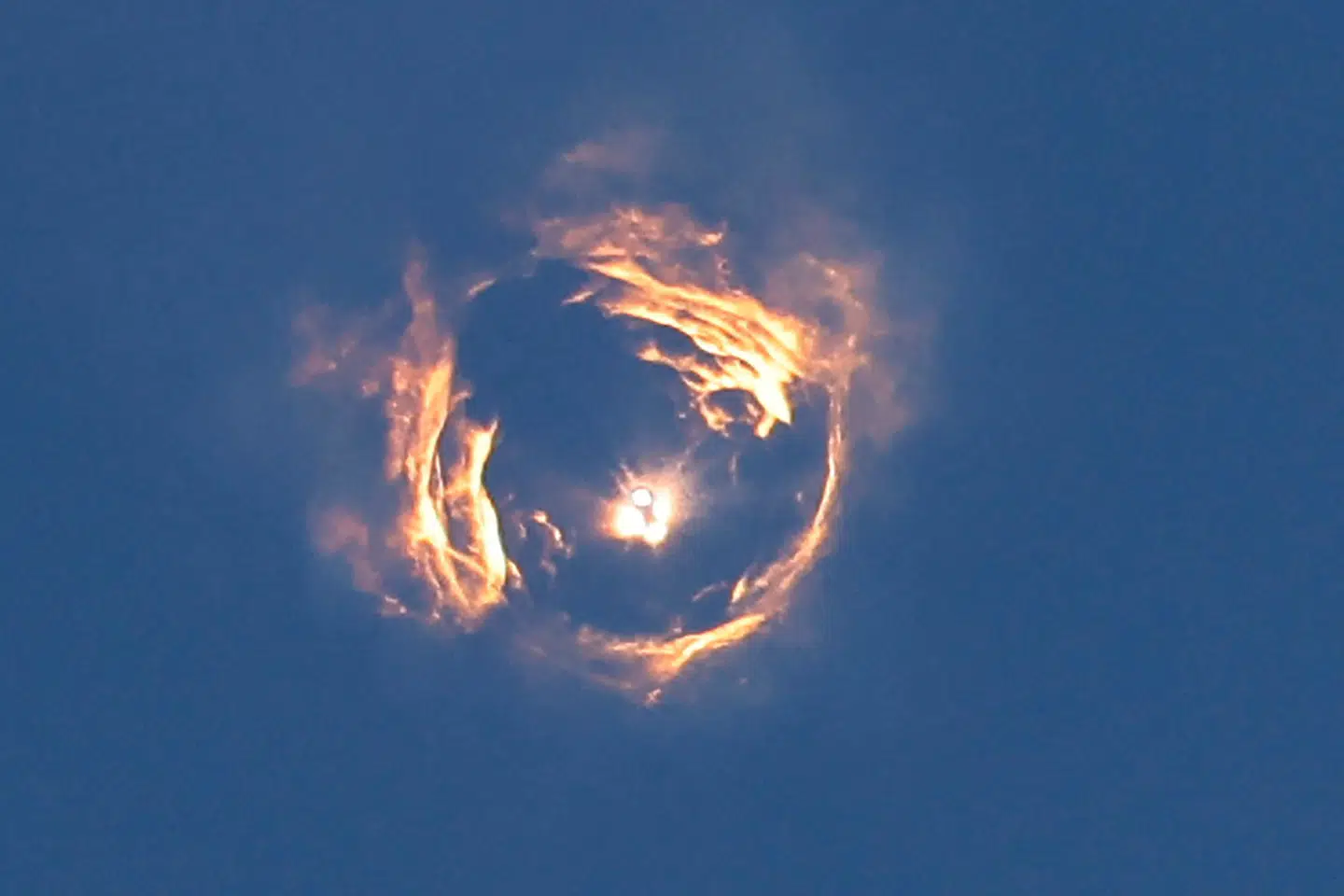 En formation ses her fra Starships opsendelse på toppen af Super Heavy-boosteren ved den ottende test på virksomhedens Boca Chica-opsendelsesrampe i Texas.