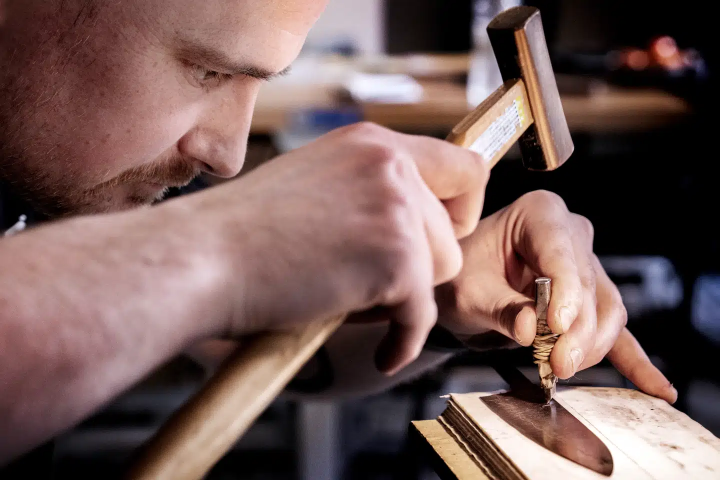 Steffen Bach driver knivvirksomheden Suba Knives, der laver japanske køkkenknive. Han er én af tre ikke-japanere, der har gennemgået den japanske knivsæg-uddannelse i Japan. Her er han ved at hamre sit logo ind i bladet på en ny kniv.