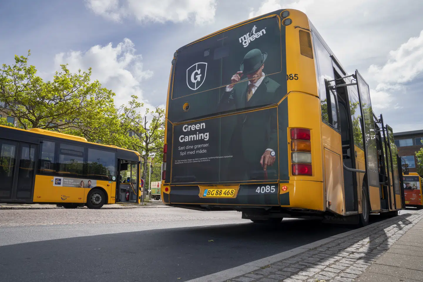 Spilreklamer pryder flere af trafikselskabets busser, men efter flere opfordringer fra sjællandske kommuner er det fortid til september. (Arkivfoto).