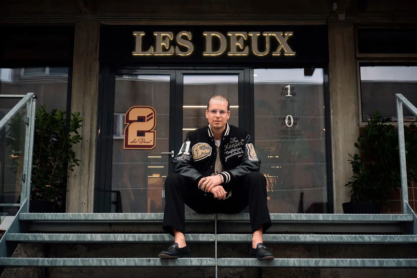 Sebastian Skøtt er stolt af at arbejde hos Les Deux, hvor han bruger de værktøjer, han tilegnede sig under sin HD-uddannelse på CBS.