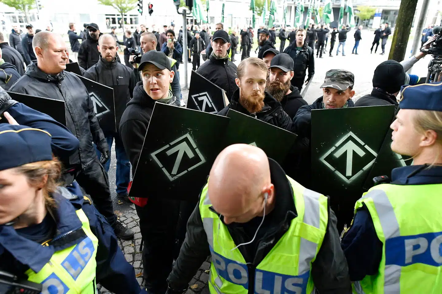Politiopbud ved Den Nordiske Modstandsbevægelses demonstration i Göteborg i 2017. Bevægelsen blev dannet i Sverige i 1997 af tidligere medlemmer af det nynazistiske netværk Hvid Arisk Modstand og opstod første gang i Danmark i 2013. Gruppen betegner sig som nationalsocialistisk og promoverer nazistiske budskaber med fokus på jøder.