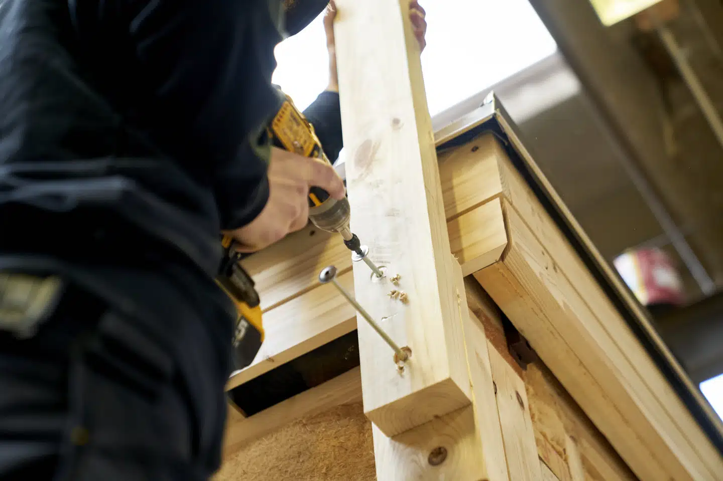 På ti år er der kommet flere kvinder i lære som tømrer, viser tal fra Dansk Industri. (Arkivfoto).