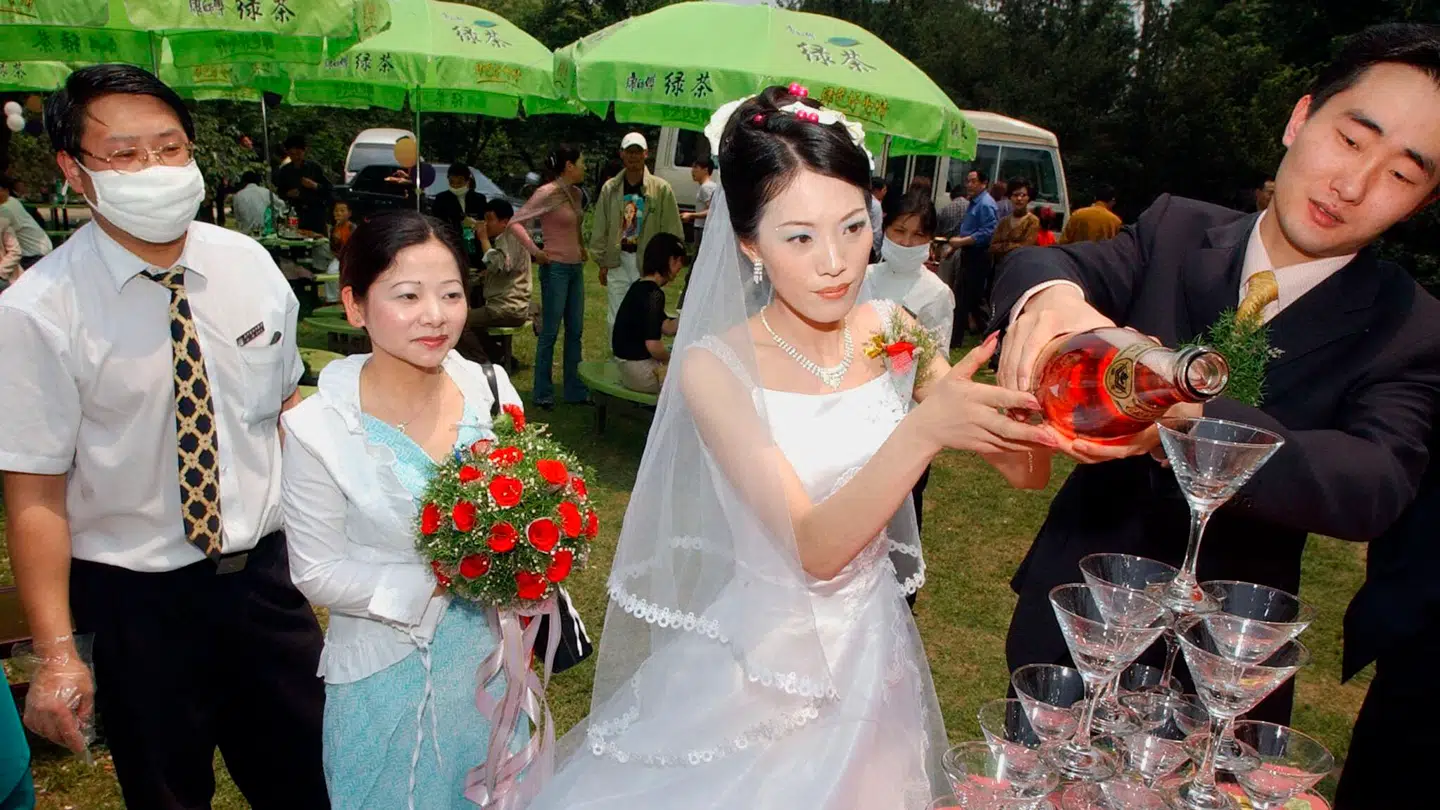Medarbejderne hos et kinesisk kemifirma gifte sig inden 30. september. Her et billede fra et bryllup i den kinesiske by Nanjing,