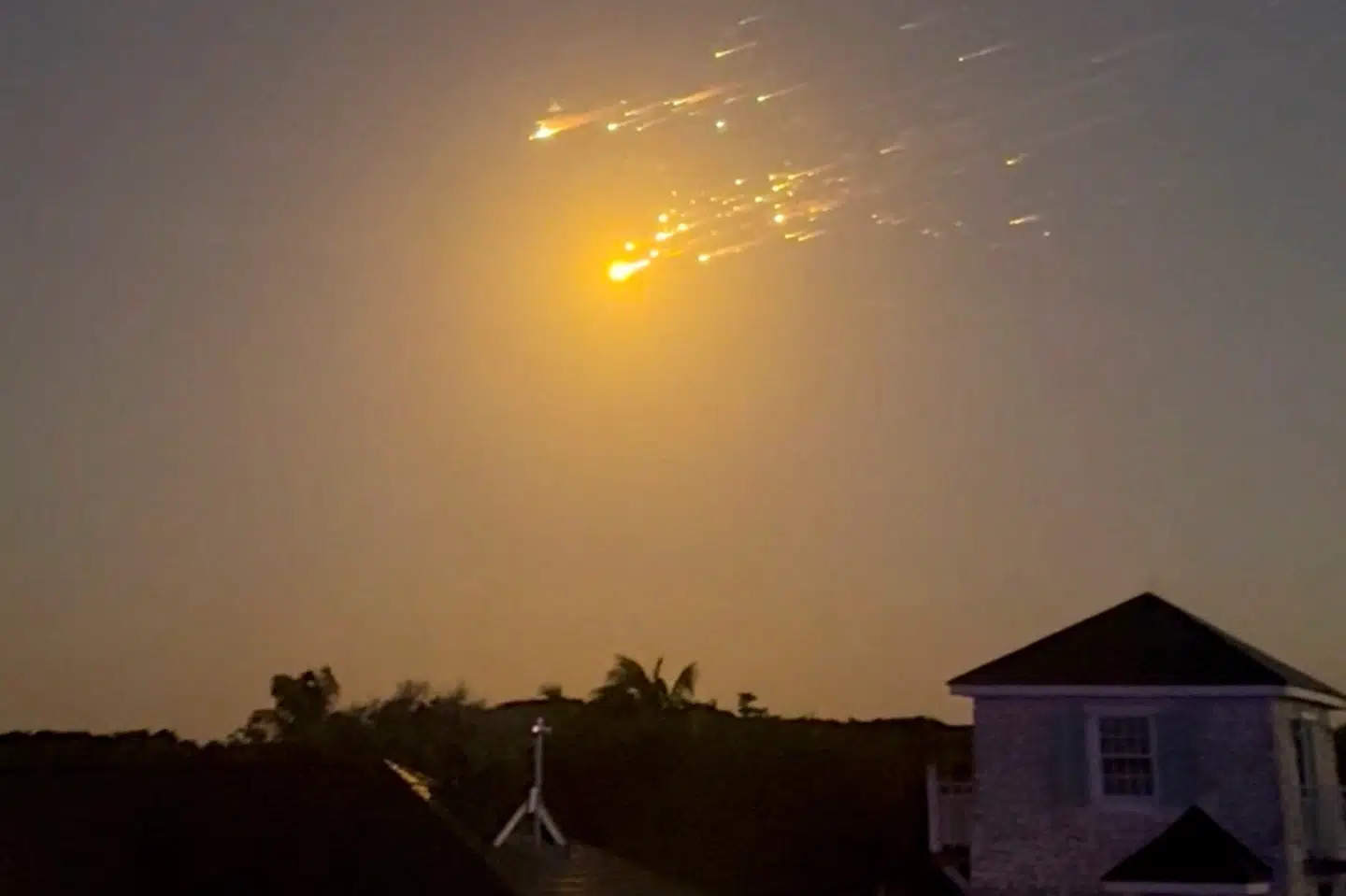 Vragrester fra SpaceX' rumraket ses over himmelen i Caribien.