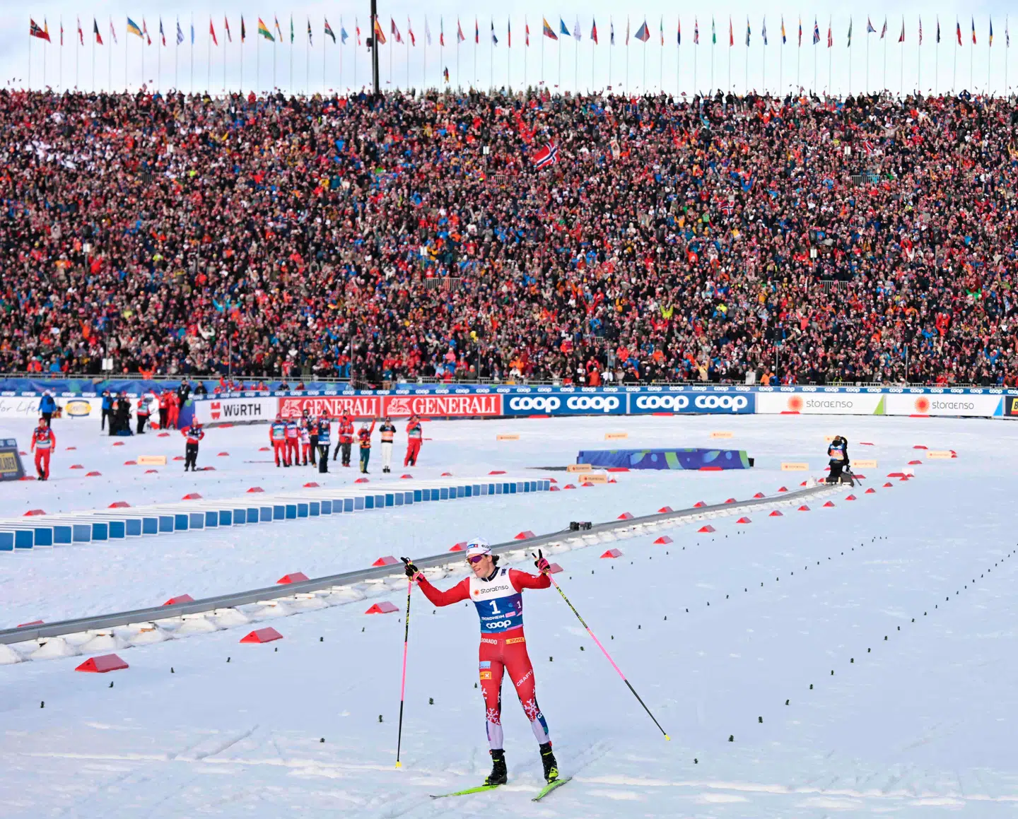 I disse dage afholdes VM i skisport i norske Trondheim. Her ses den norske Johannes Hoesflot Klaebo blive hyldet af de massive menneskemængder, da han vinder mændenes 50 kilometers frie massestart, lørdag 8. marts 2025.