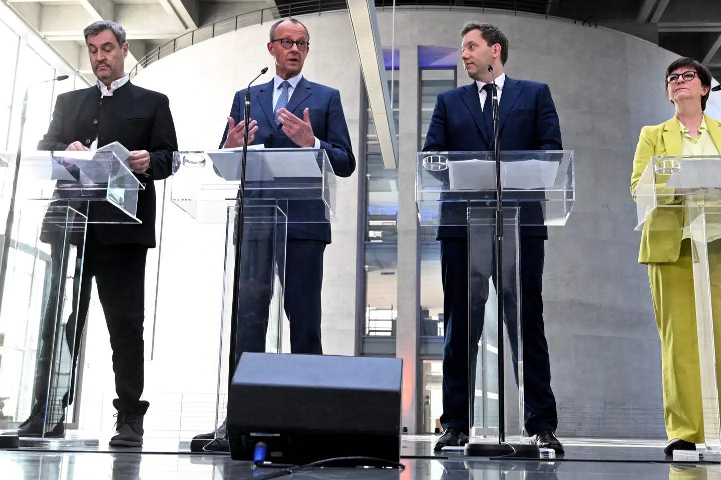 CDU/CSU samt SPD har lørdag holdt pressemøde om tyske regeringsforhandlinger. Fra venstre ses CSU-leder Markus Söder, lederen af CDU, Friedrich Merz, samt SPD's partiformænd, Lars Klingbiel og Saskia Esken.