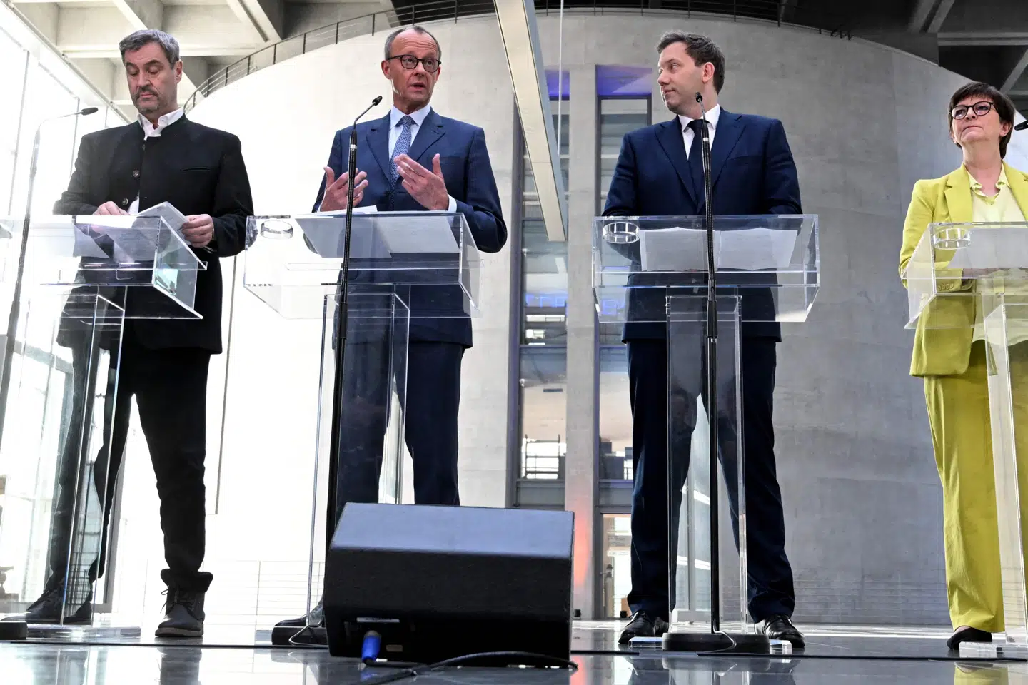 CDU/CSU samt SPD har lørdag holdt pressemøde om tyske regeringsforhandlinger. Fra venstre ses CSU-leder Markus Söder, lederen af CDU, Friedrich Merz, samt SPD's partiformænd, Lars Klingbiel og Saskia Esken.