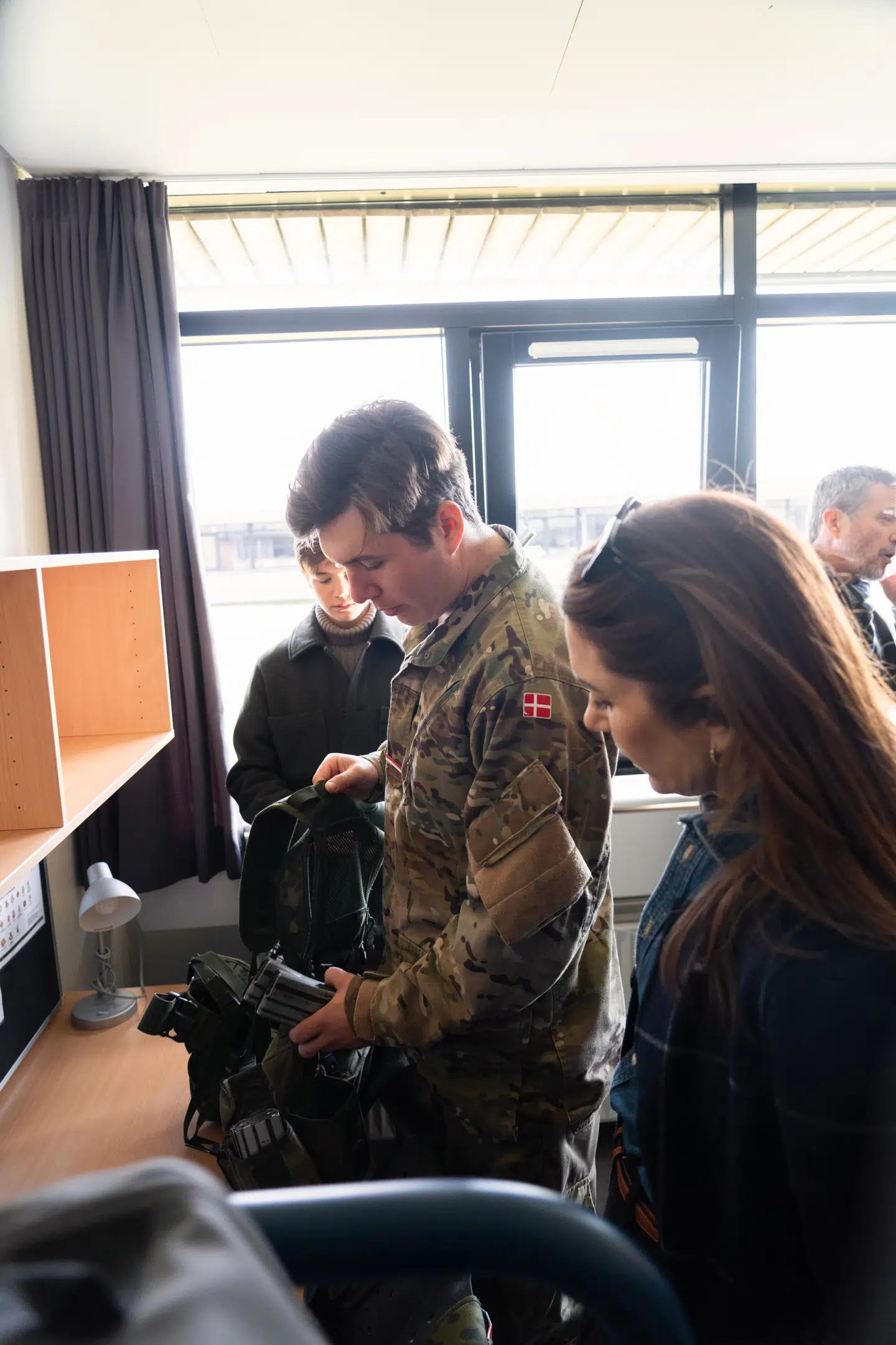 Kronprins Christian kan nu ses for første gang i uniform, efter Kongehuset lørdag har delt private billeder fra kongefamiliens besøg på hans kaserne. Foto: Kongehuset