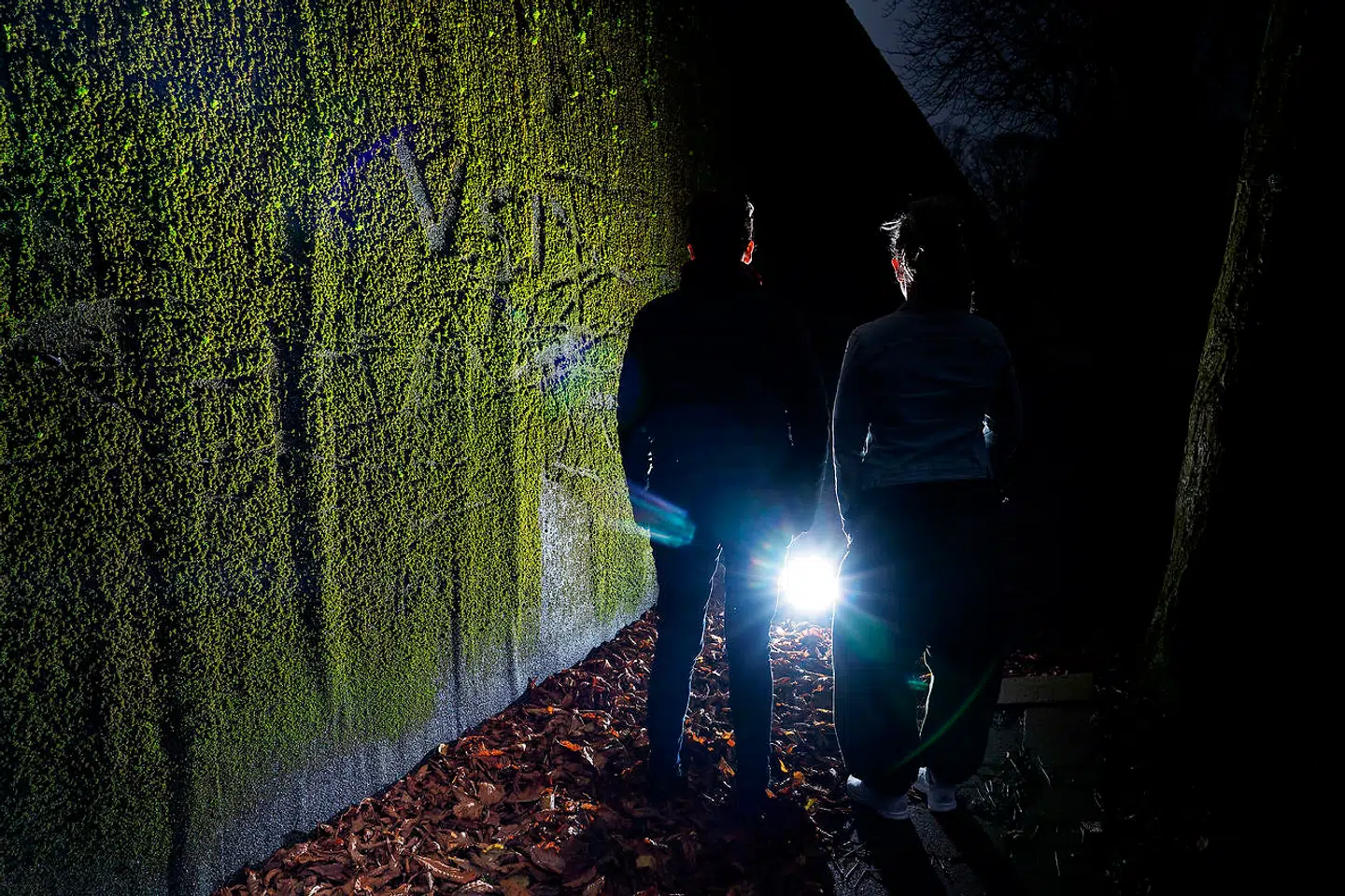 De to mødre til de 14-årige drenge, der blev overfaldet i marts, forstår ikke, hvordan gerningsmanden kan rejse ud af landet med statsstøtte, før retssagen er afsluttet.
