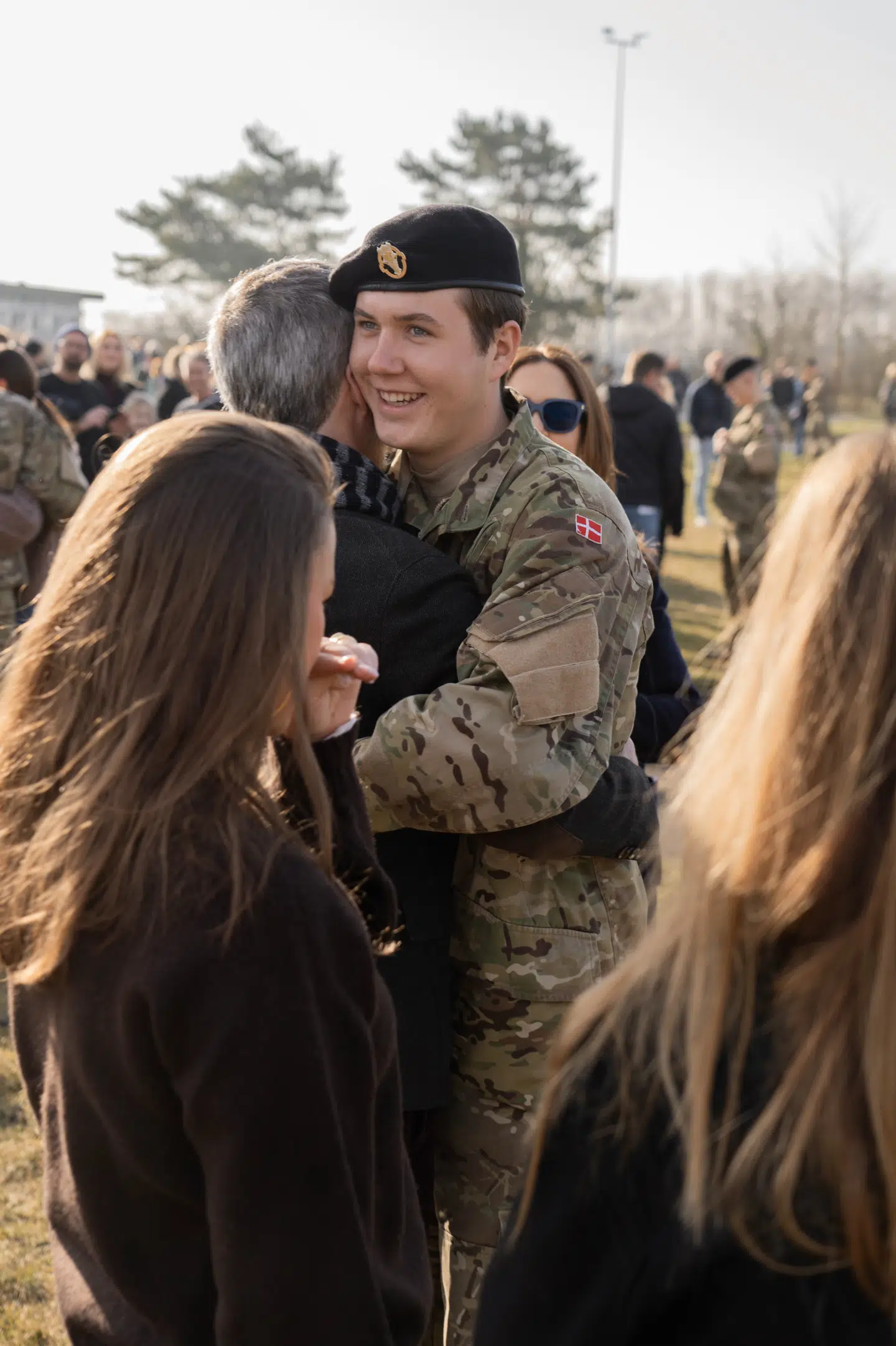 Et privatbillede fra kongehuset viser kronprins Christian og kong Frederik i omfavnelse i forbindelse med besøgsdag på kasernen, hvor kronprinsen aftjener sin værnepligt.