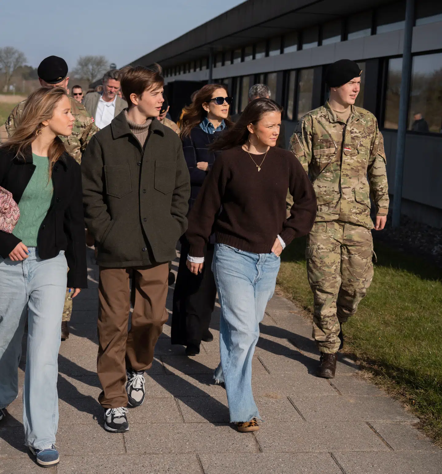 Prinsesse Isabella har allerede tjekket Antvorskov Kaserne i Slagelse ud, da hun og resten af kongefamilien var på besøg hos kronprins Christian under hans – kun fire måneder lange – værnepligt i Gardehusarregimentet. Nu rykker prinsessen selv ind til sommer. Foto: Kongehuset.